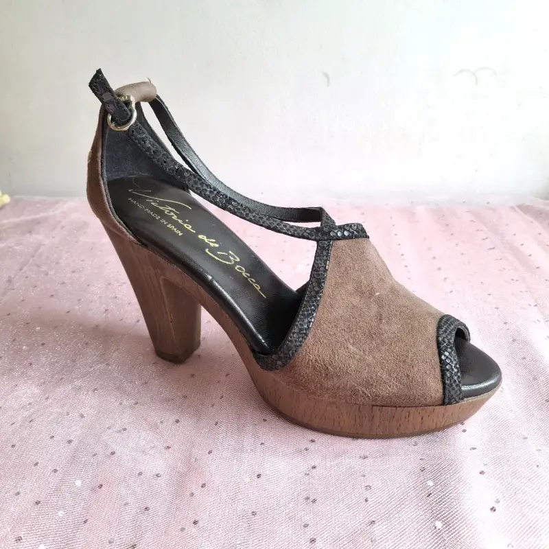 Zapato de tacón marrón con detalle - 1