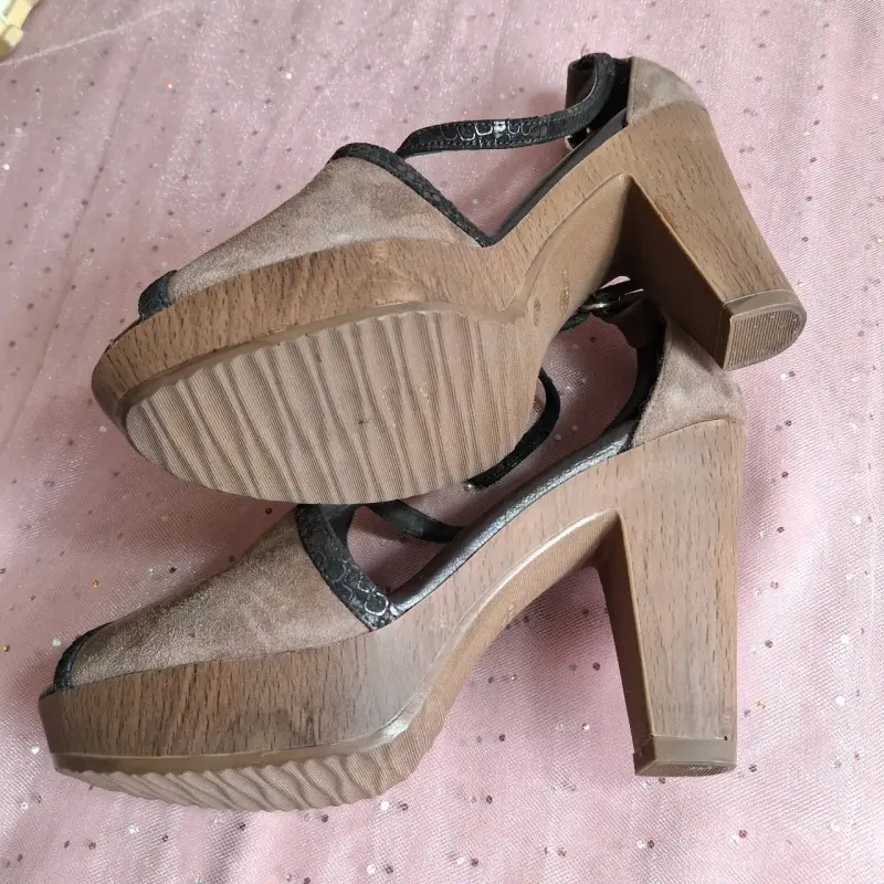 Zapato de tacón marrón con detalle - 4