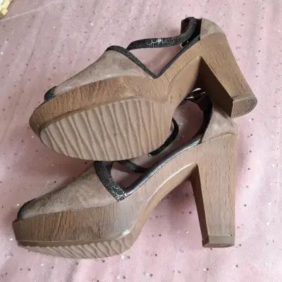 Zapato de tacón marrón con detalle - miniatura 4
