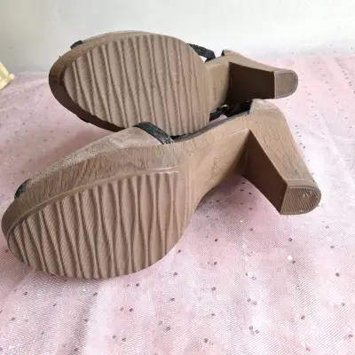 Zapato de tacón marrón con detalle - miniatura 5