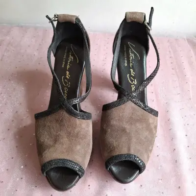 Zapato de tacón marrón con detalle - miniatura 6