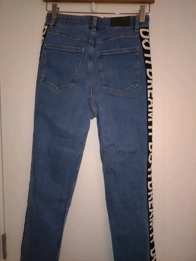 Jeans azul con texto lateral - 1