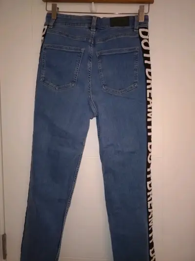 Jeans azul con texto lateral - miniatura 1