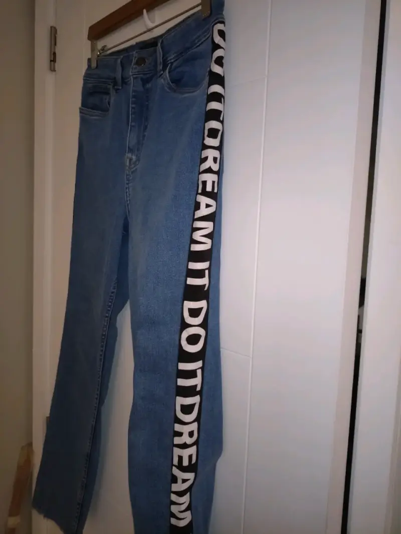 Jeans azul con texto lateral - 2