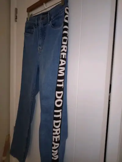 Jeans azul con texto lateral - miniatura 2