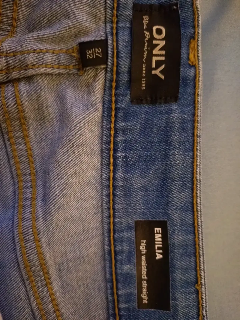 Jeans azul con texto lateral - 3