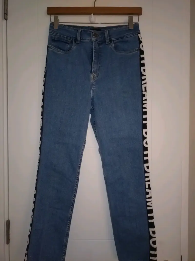 Jeans azul con texto lateral - 4