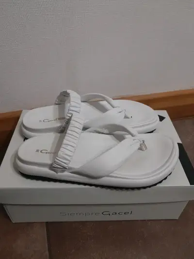 Sandalias blancas con plataforma - miniatura 2