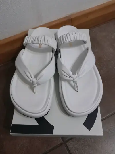 Sandalias blancas con plataforma - miniatura 3