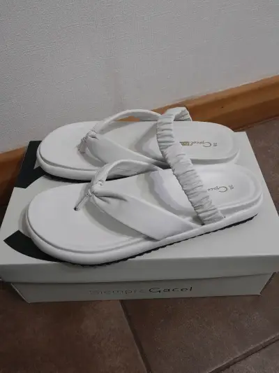 Sandalias blancas con plataforma - miniatura 4