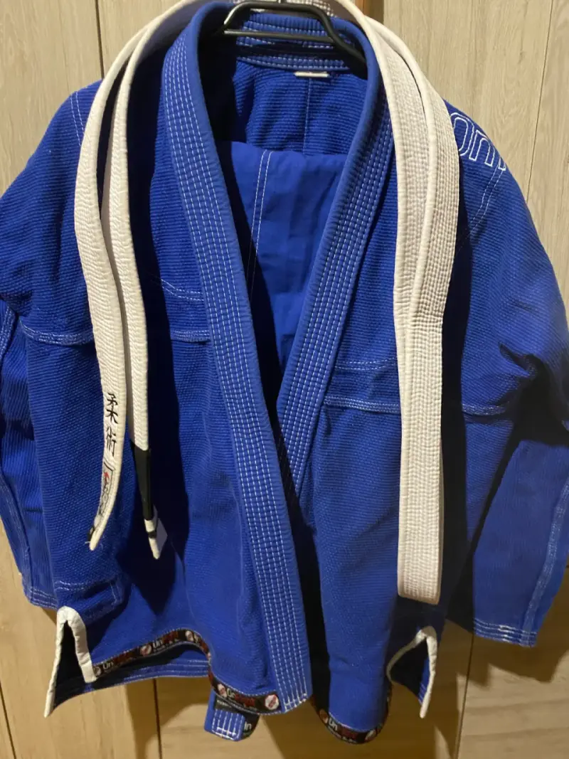 Kimono de jiu-jitsu azul con faixa - 1