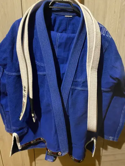 Kimono de jiu-jitsu azul con faixa - miniatura 1