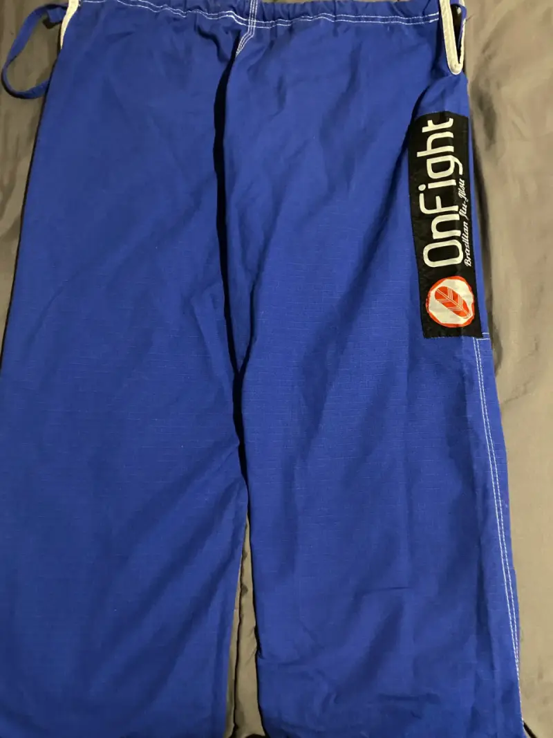 Kimono de jiu-jitsu azul con faixa - 2
