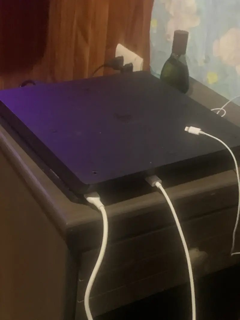 Consola de videojuegos negra play4 slim - 1