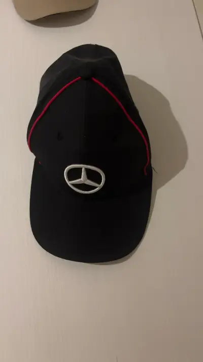 Gorra negra mercedes - miniatura 1