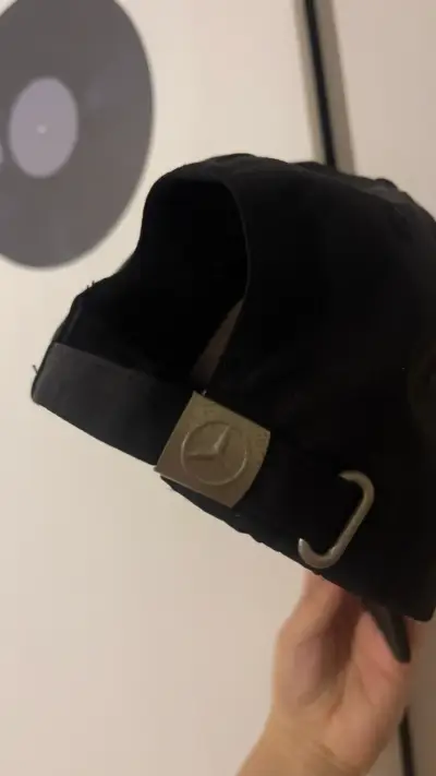 Gorra negra mercedes - miniatura 3