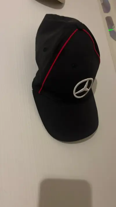 Gorra negra mercedes - miniatura 4