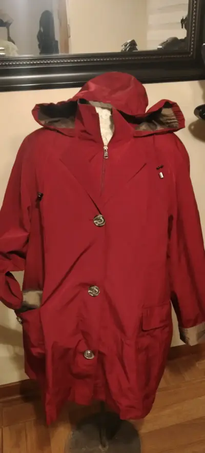 Abrigo rojo con capucha - miniatura 1