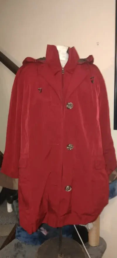 Abrigo rojo con capucha - miniatura 4