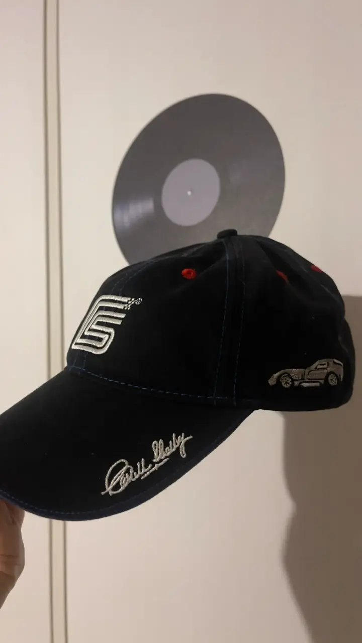 Gorra negra con diseño automovilístico - 1