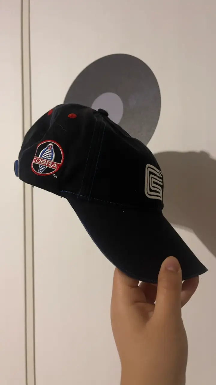 Gorra negra con diseño automovilístico - 2
