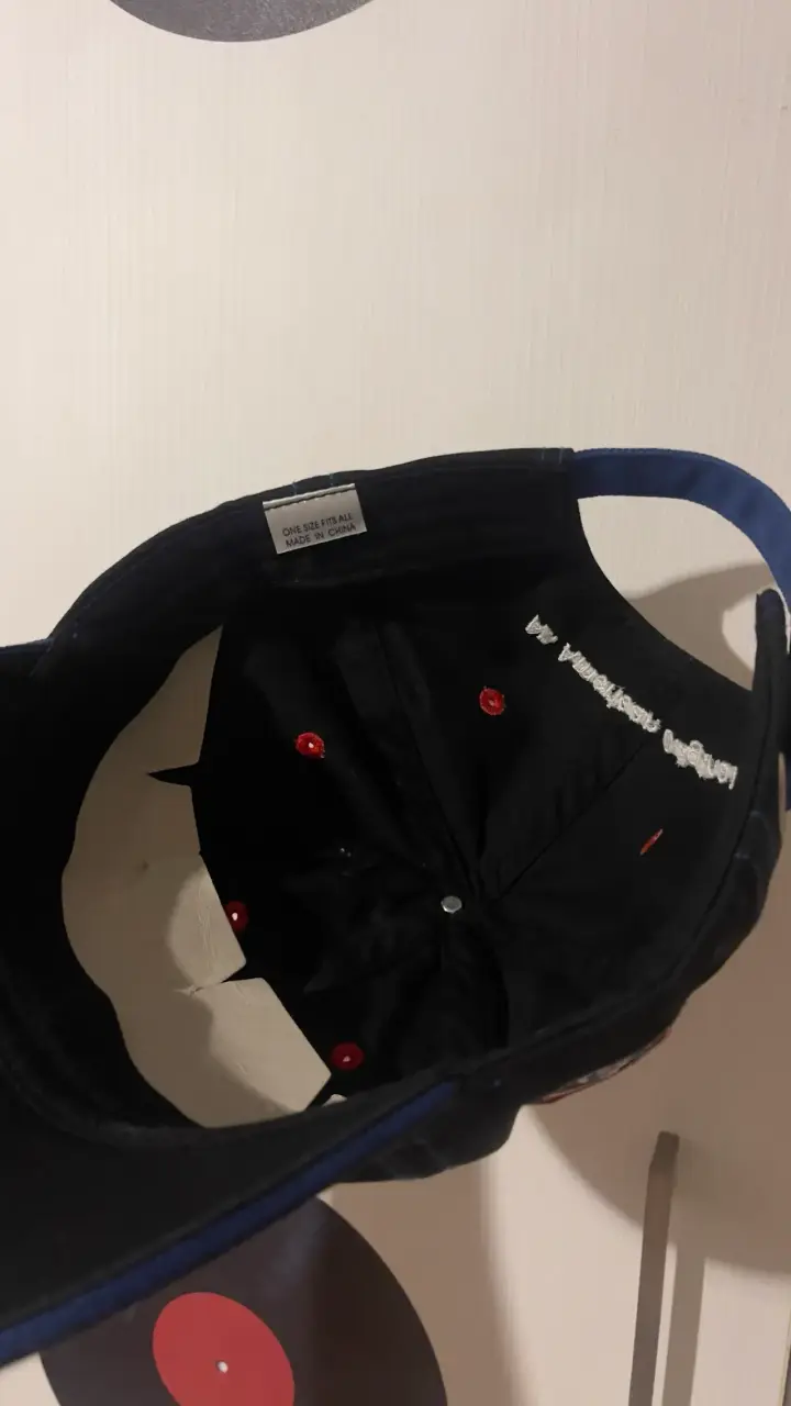 Gorra negra con diseño automovilístico - 3