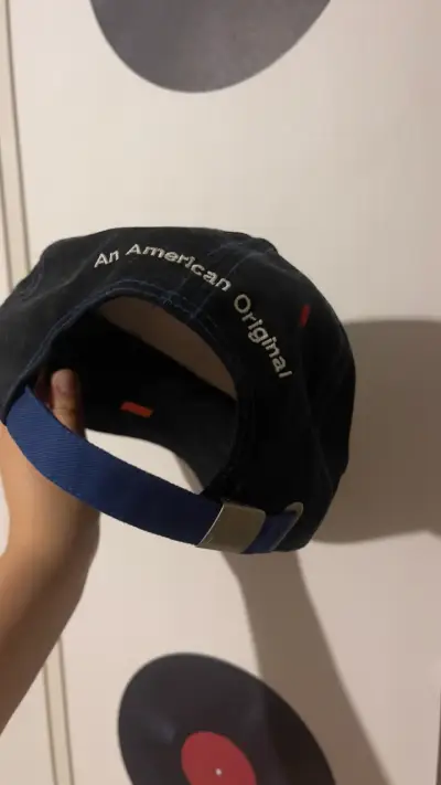 Gorra negra con diseño automovilístico - miniatura 4