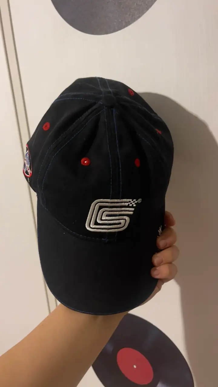 Gorra negra con diseño automovilístico - 5