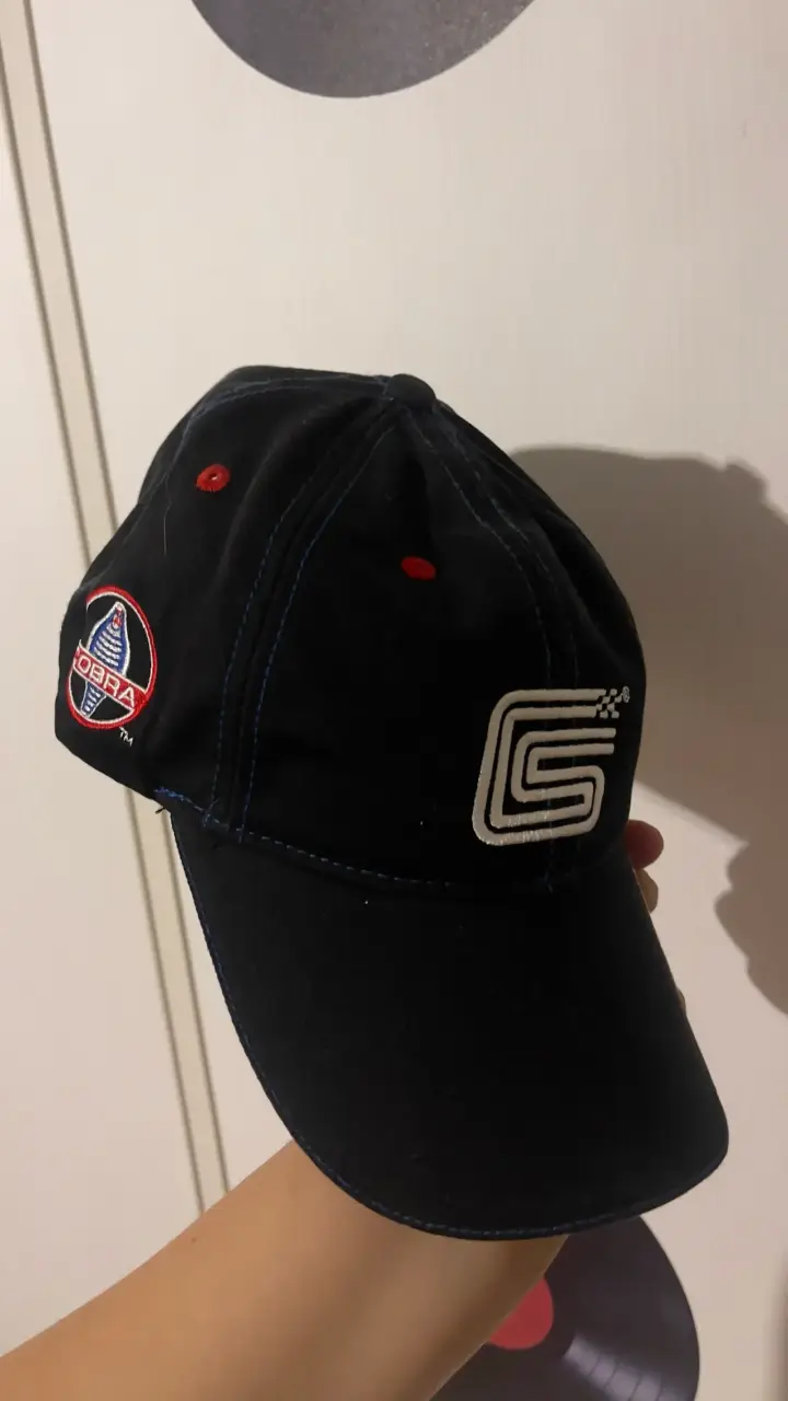 Gorra negra con diseño automovilístico - 6