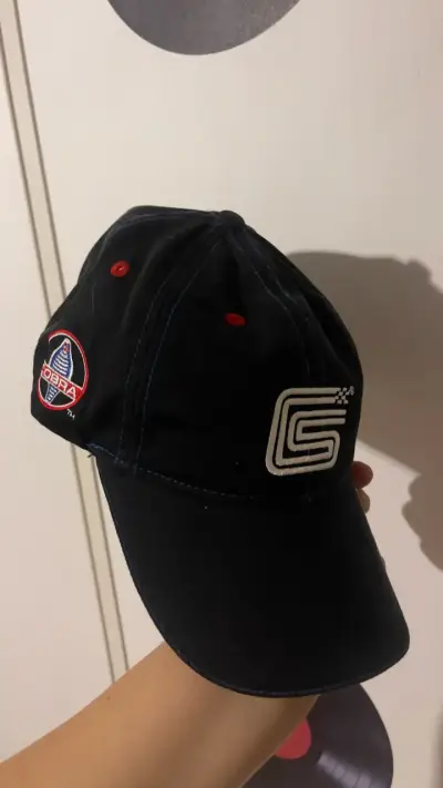Gorra negra con diseño automovilístico - miniatura 6
