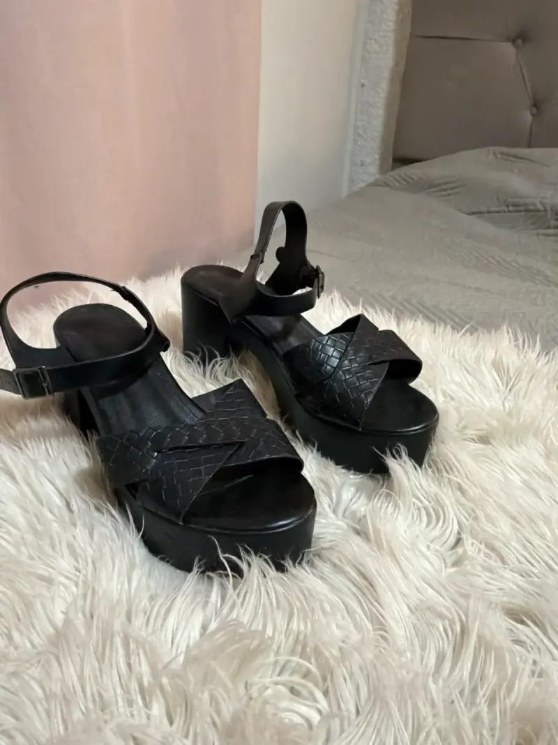 Sandalias negras de tacón alto