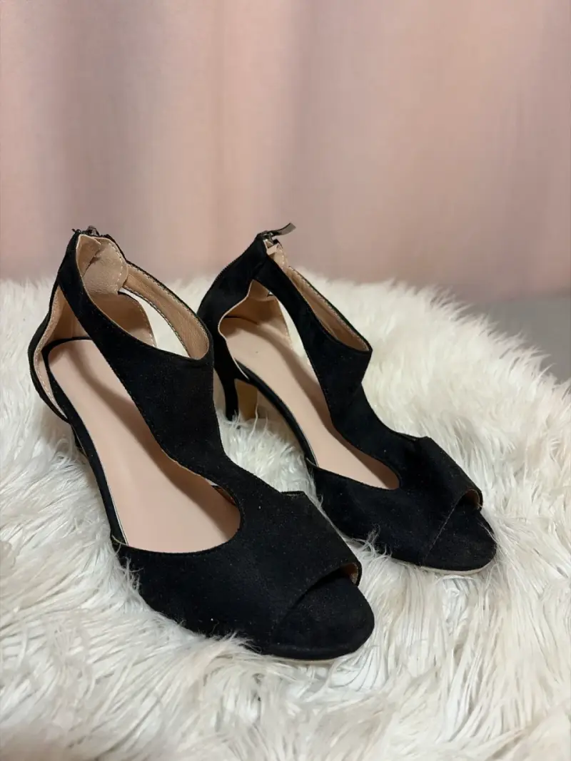 Zapatos de tacón negro elegante