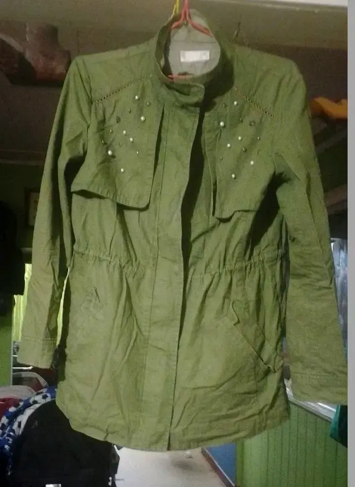 Chaqueta verde con tachas talla m