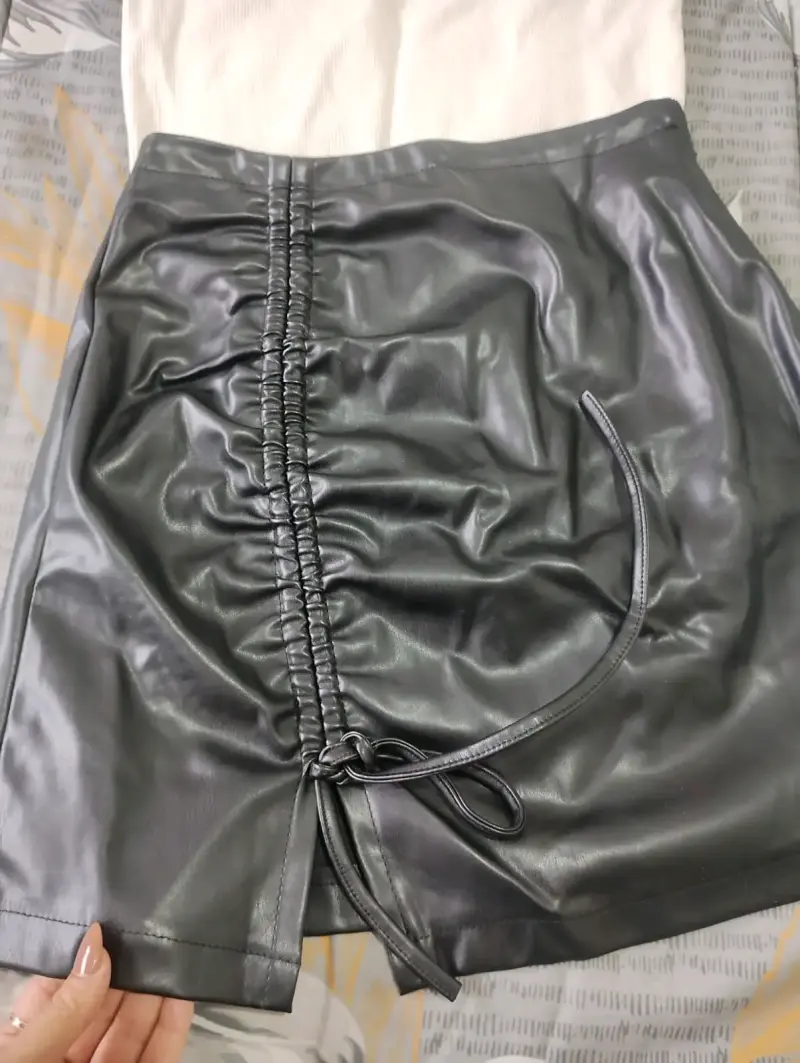 Falda de cuero sintético negra - 2