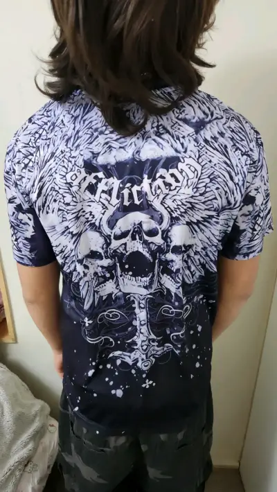 Polera negra con calaveras - miniatura 2
