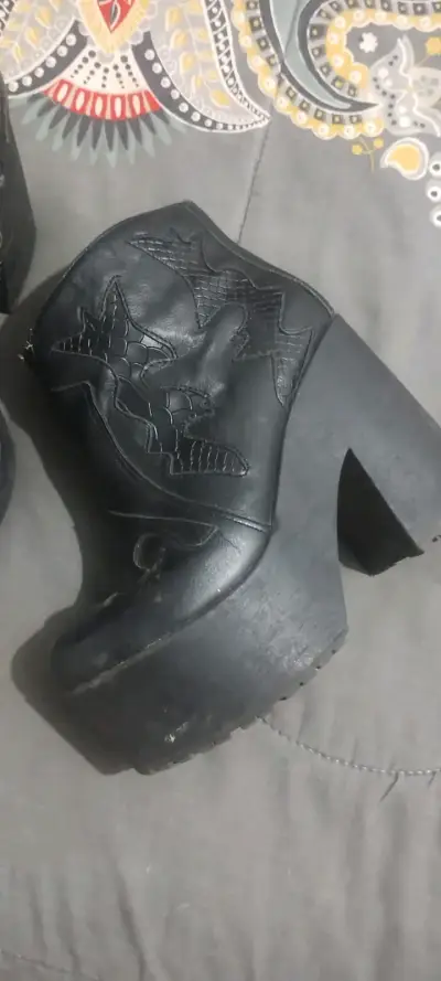 Botas negras con taco plataforma - miniatura 2