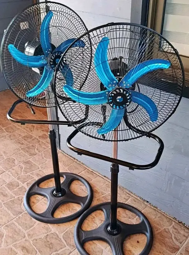 Ventiladores de pie con aspas azules