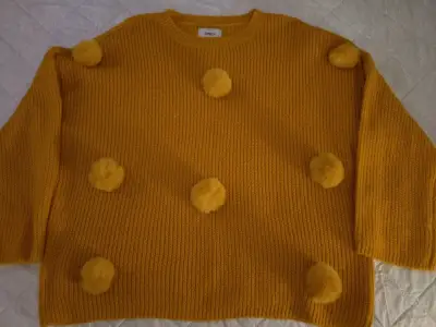 Suéter amarillo con pompones - miniatura 1