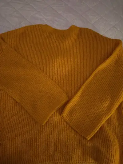 Suéter amarillo con pompones - miniatura 3