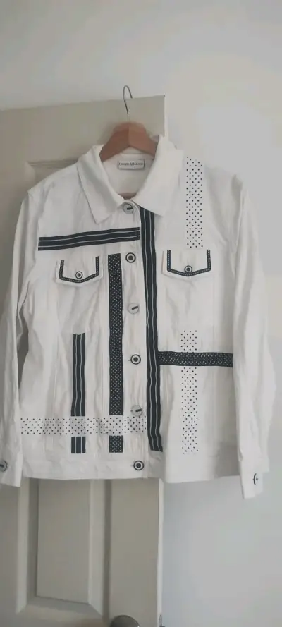 Chaqueta blanca con diseño gráfico - miniatura 1
