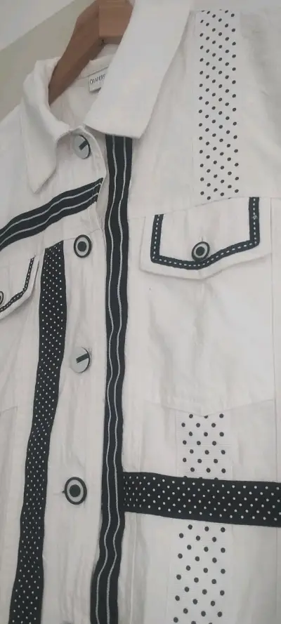 Chaqueta blanca con diseño gráfico - miniatura 2