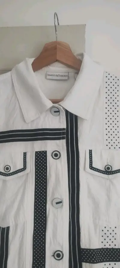Chaqueta blanca con diseño gráfico - miniatura 3