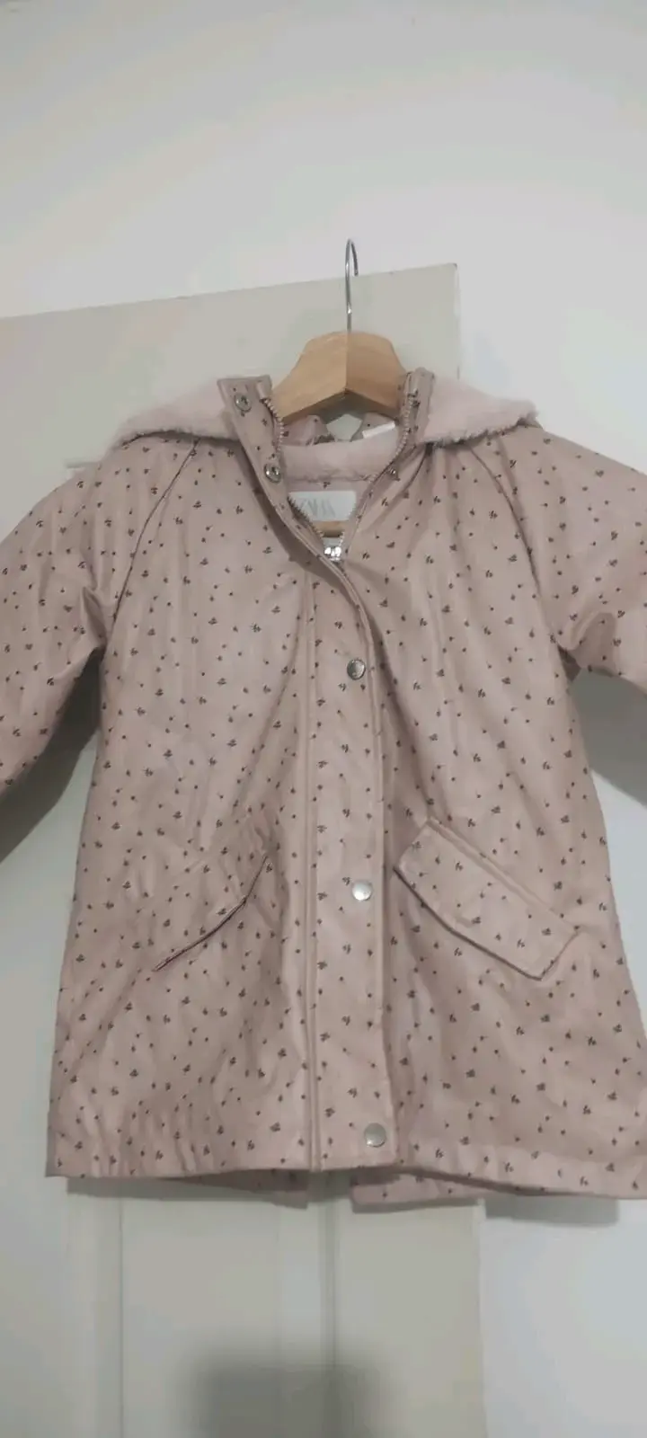 Abrigo infantil beige con capucha - 1
