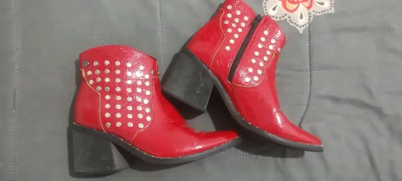 Botines rojos con tachuelas - 1