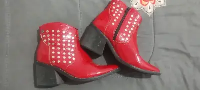 Botines rojos con tachuelas - miniatura 1