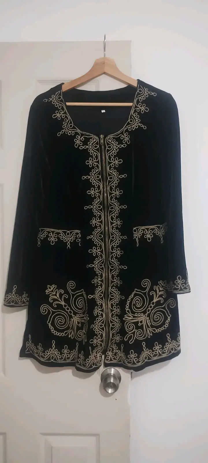 Chaqueta negra bordada elegante - 1