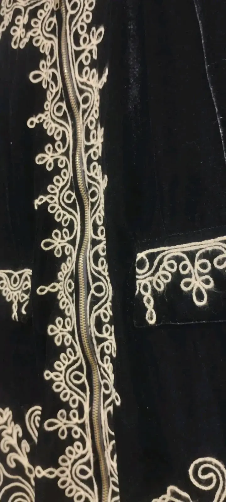 Chaqueta negra bordada elegante - 2