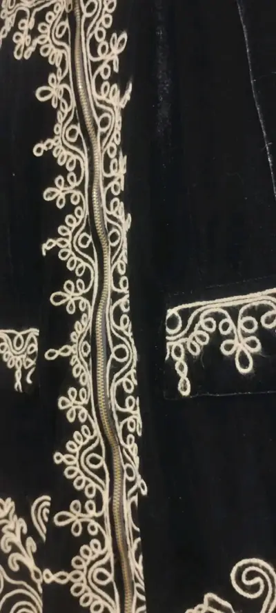 Chaqueta negra bordada elegante - miniatura 2