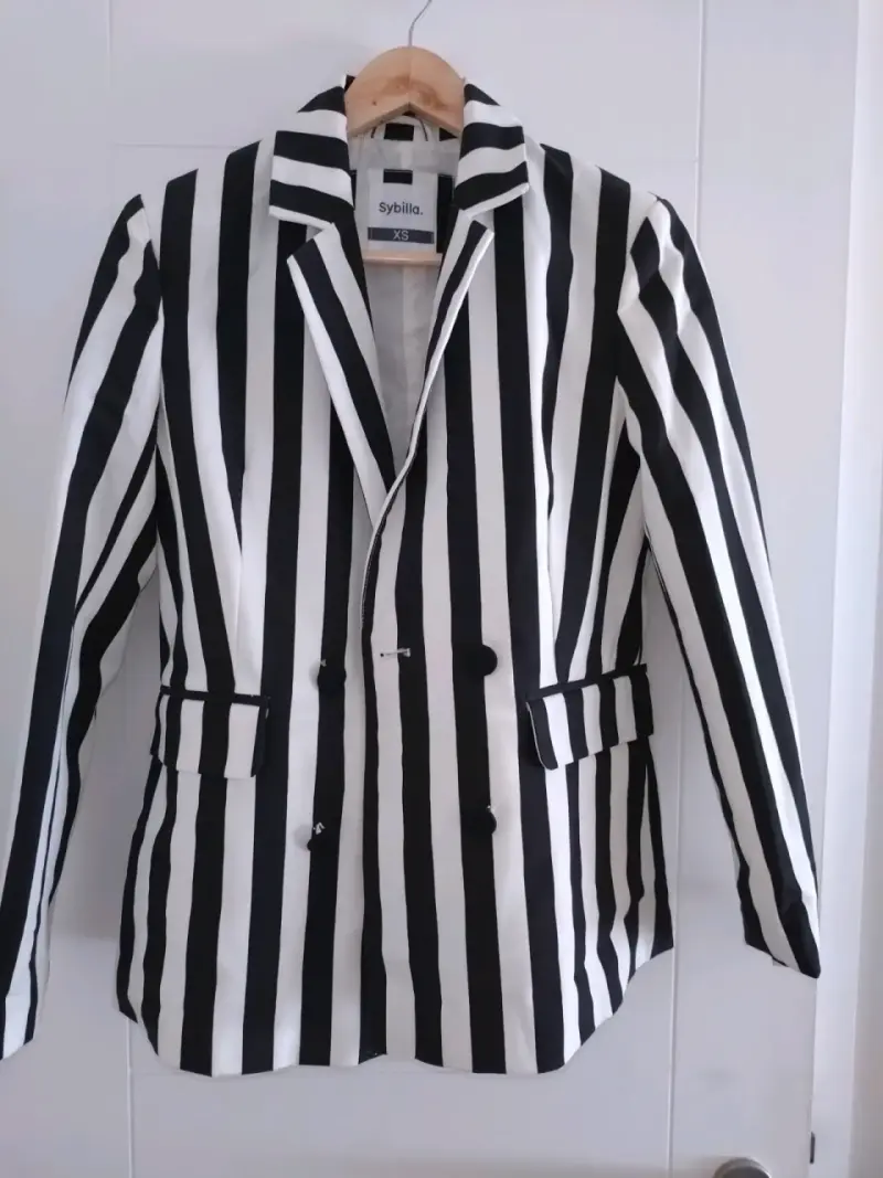 Blazer rayado blanco y negro - 1