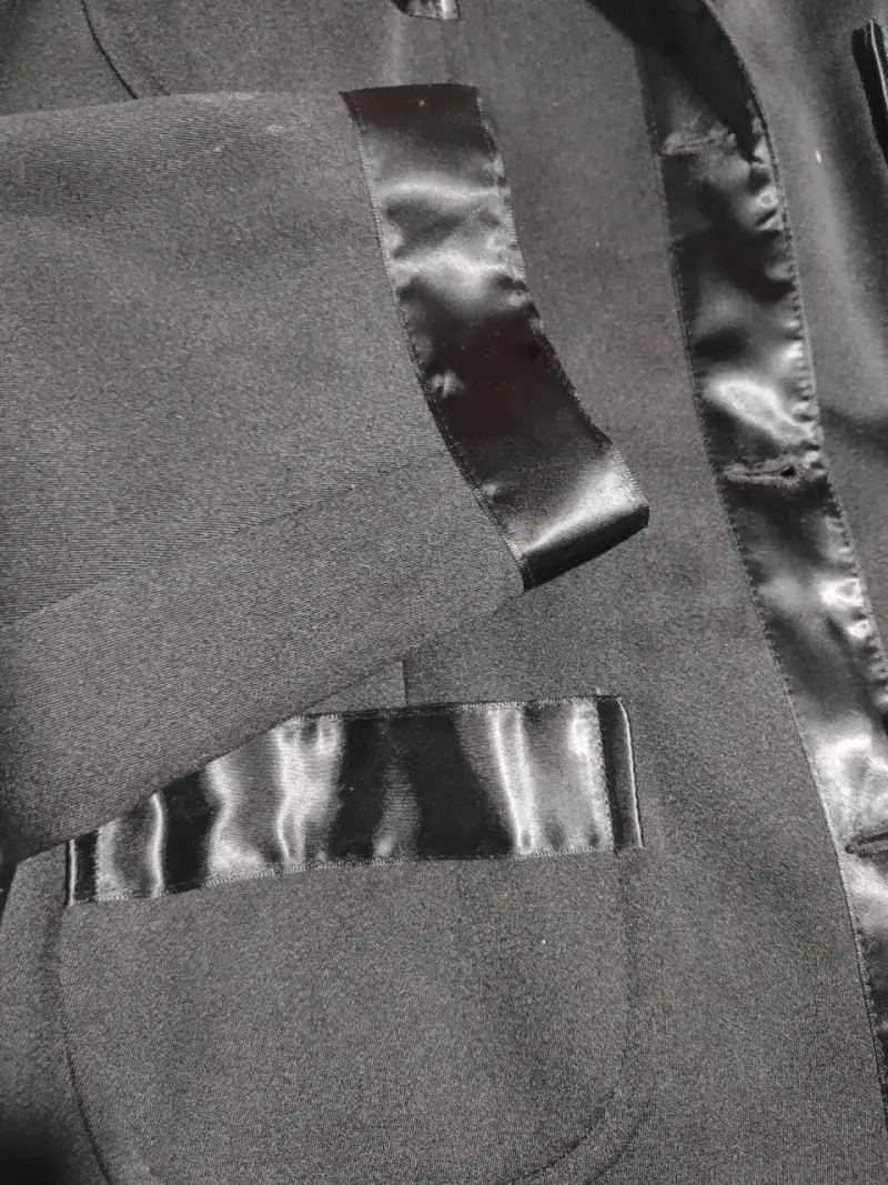 Blazer negro con detalles satinados - 1